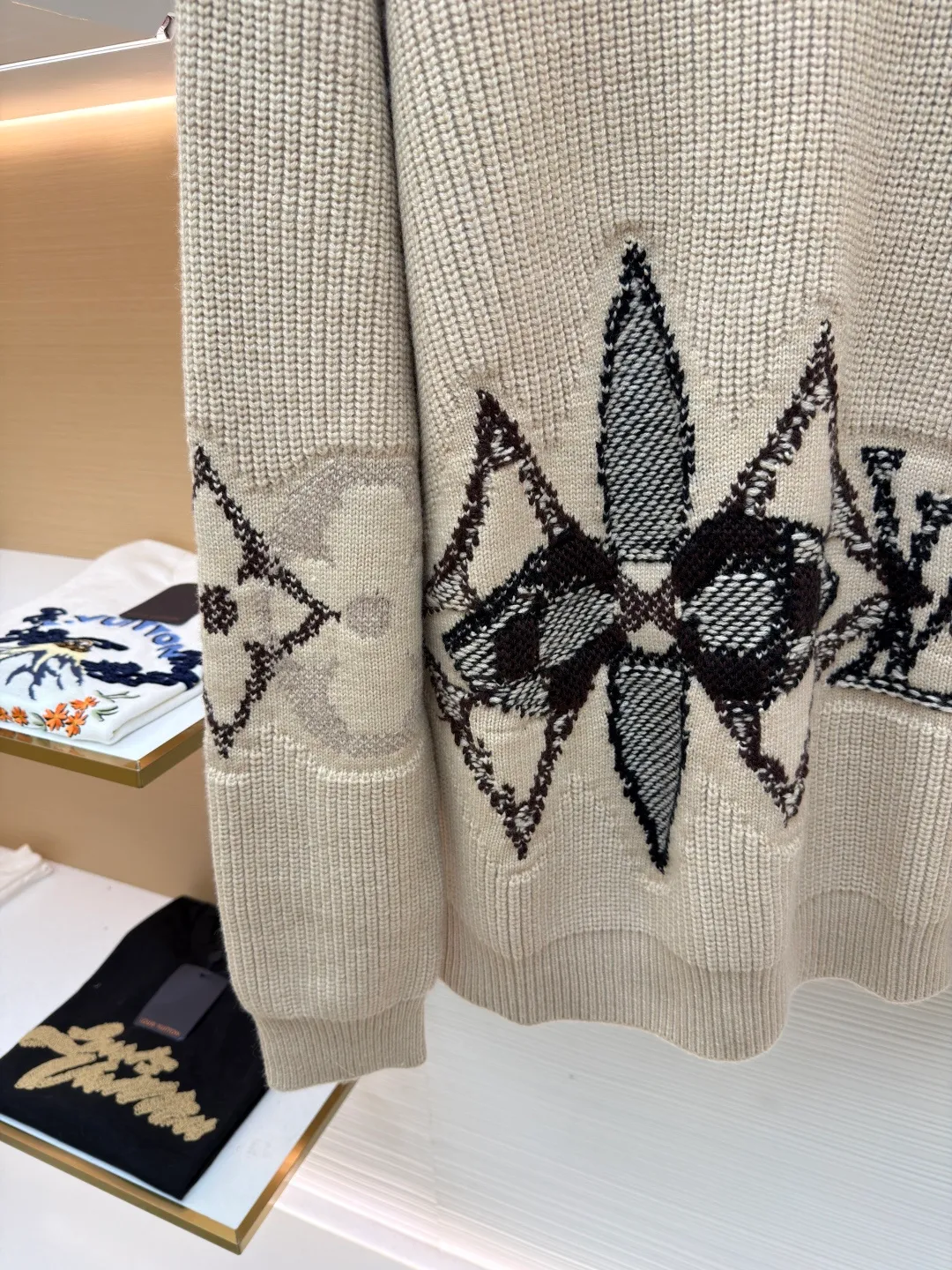LOUIS VUITTON three-flowered crew neck sweater ●Original version: Purchased and developed for 13200 ●Item number: 1681552-B50 ●Fabric: wool blended fabric ●Technology: Knitted ●Color: Khaki ●Version: Fitted version ●Weight: about 970 grams ●Size: XS-S-M-L ●Description: The wool is made of high-quality wool yarn, one of the must-have wool materials for high-end goods. It is knitted with a Cixing 5-needle machine and a jacquard weave. Each piece takes 270 minutes per piece, parallel average speed, multi-color partial jacquard craftsmanship, and is made by an experienced master who takes 3 days to cut out the drawings. Specific three-label washing, the overall wiring is straight and delicate, the fabric is comfortable and soft, the color is consistent and there is no color difference. It can be matched with the same style to create a fashionable look, and can be used in various occasions. Customized accessories, complete with three standards, same style for men and women!